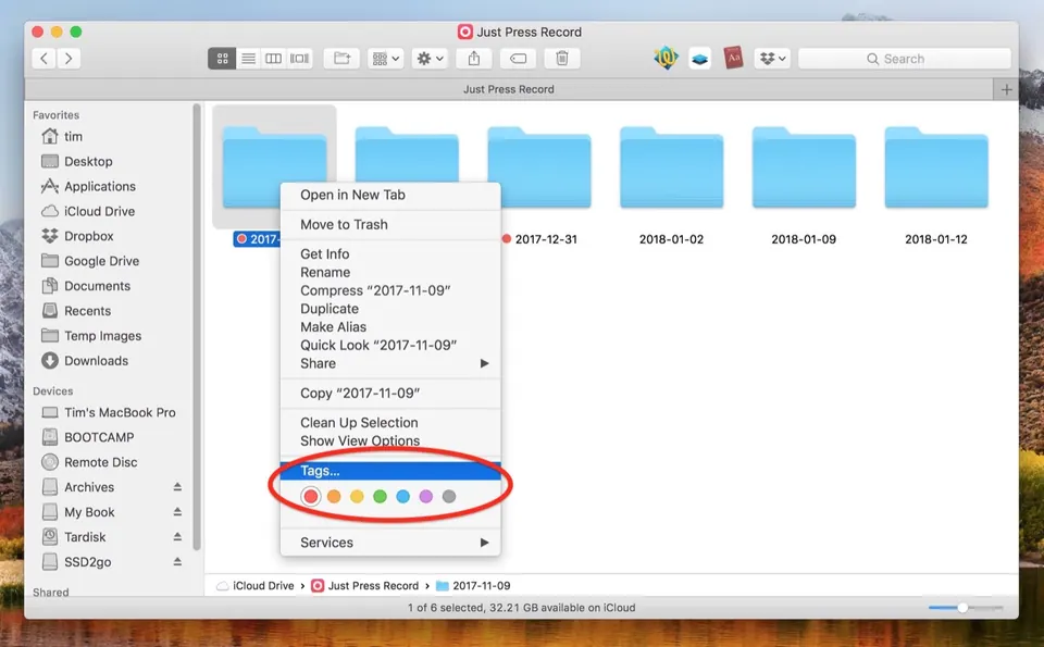 Cửa sổ Finder với menu chuột phải đang chọn gắn tag màu cho thư mục