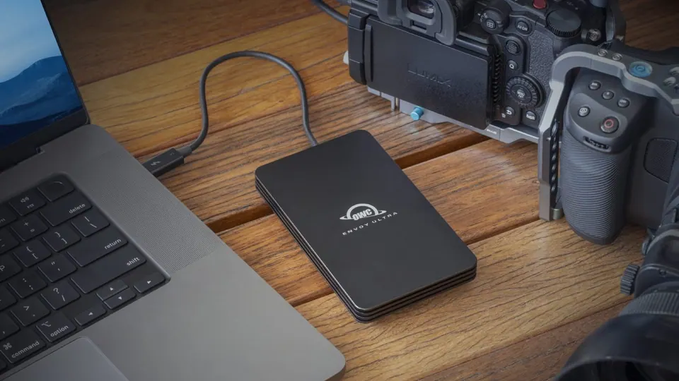 Ổ SSD ngoài OWC Envoy Ultra Thunderbolt 5 đặt cạnh MacBook Pro