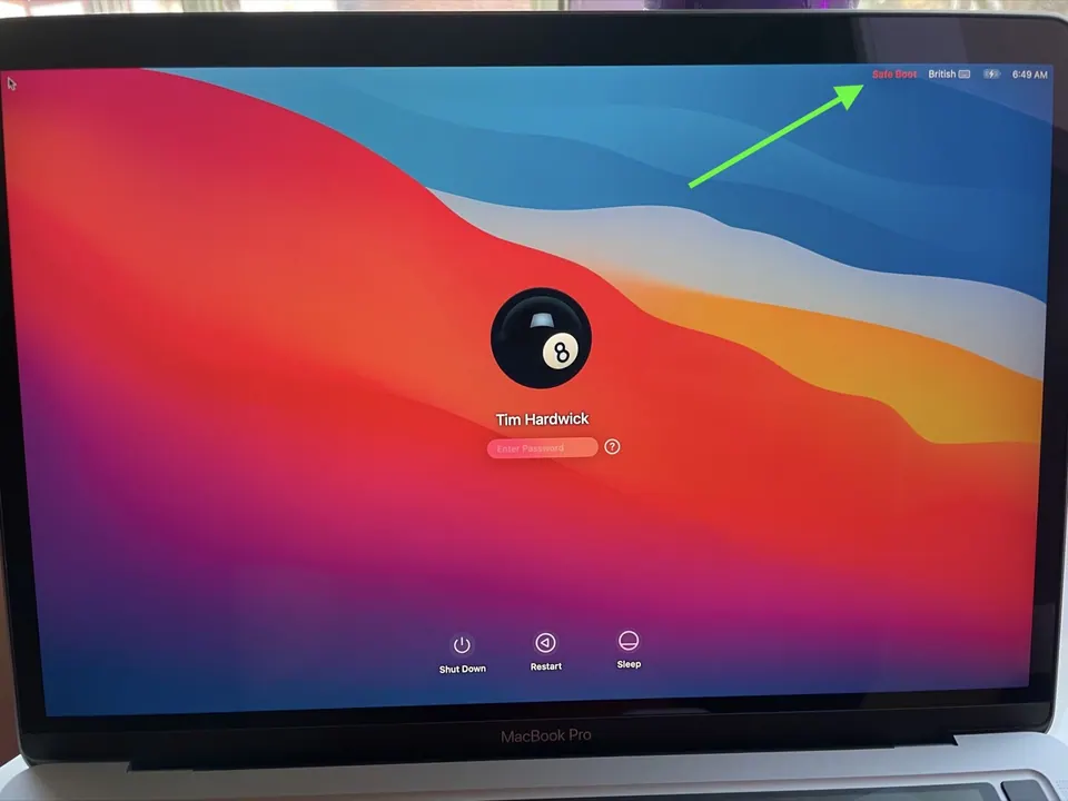 Màn hình đăng nhập macOS với dòng chữ Safe Boot màu đỏ ở thanh menu