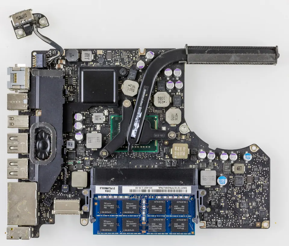 Bo mạch chủ MacBook Pro A1278 đời Intel với CPU và chip đồ hoạ rời