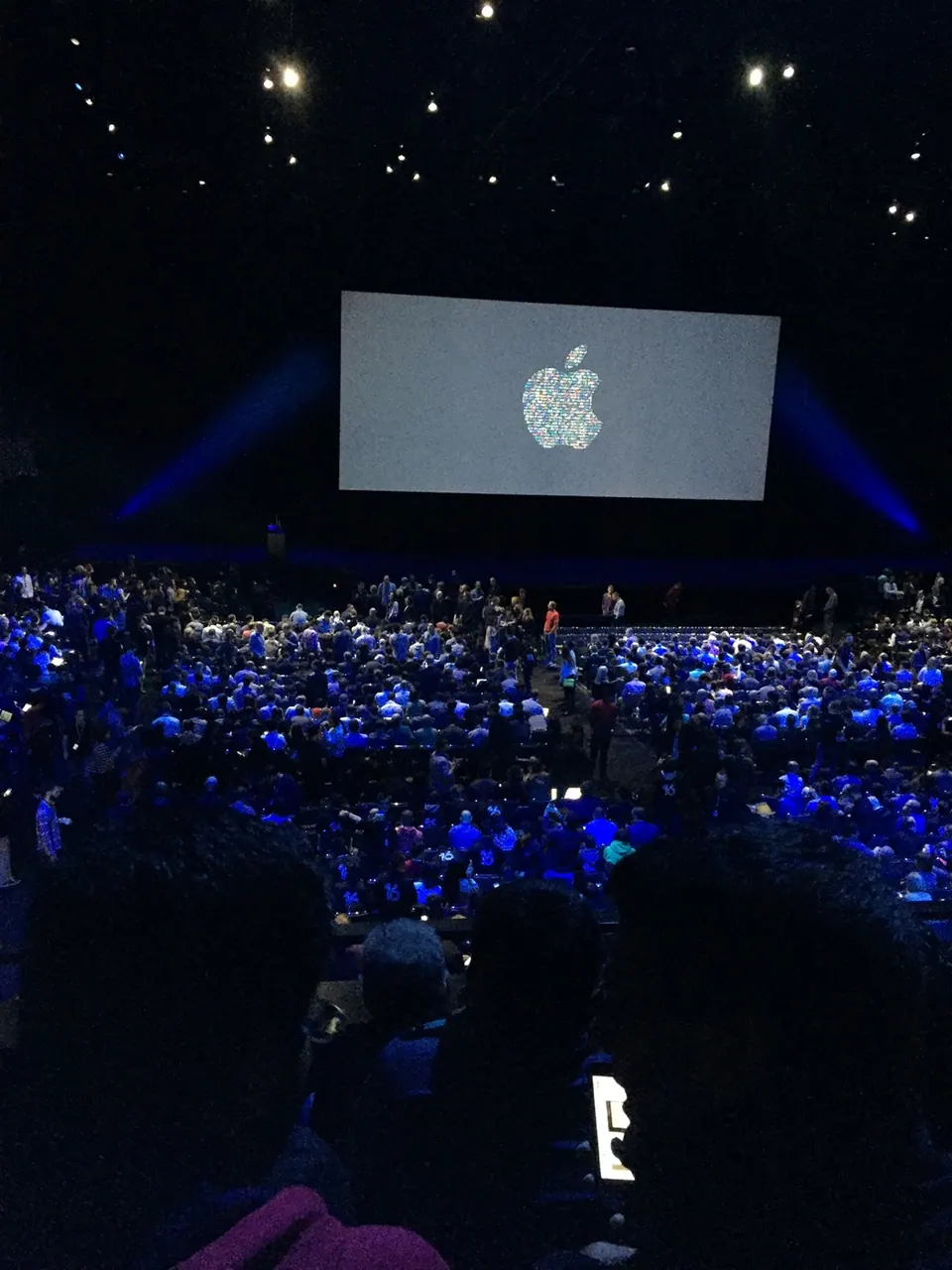 Sân khấu keynote WWDC 2016 với logo Apple trên màn hình lớn