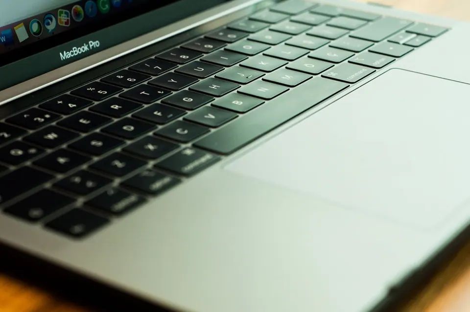 Bàn tay thao tác trên trackpad MacBook