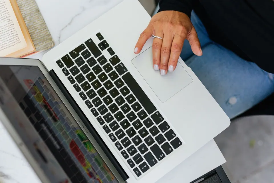 Bàn phím và trackpad MacBook nhìn từ trên xuống
