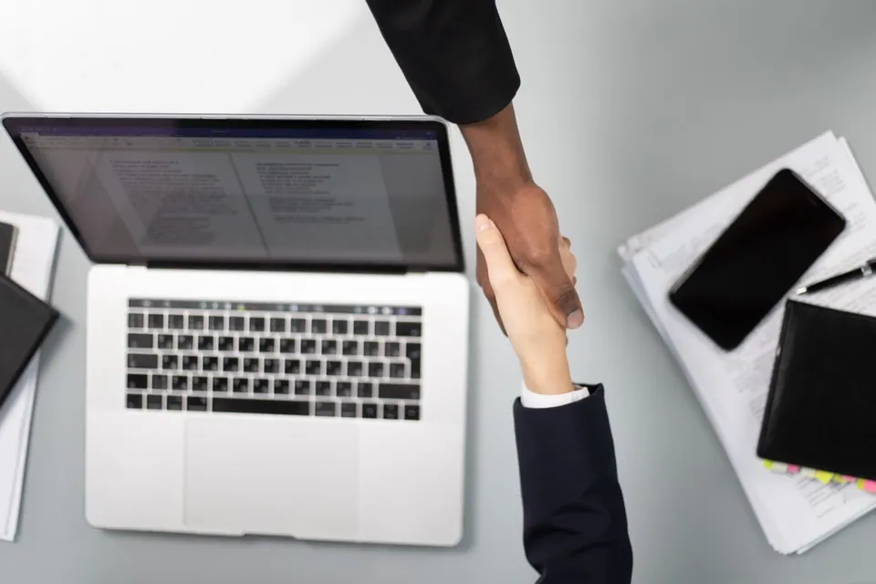 Trao đổi mua bán laptop giữa hai người