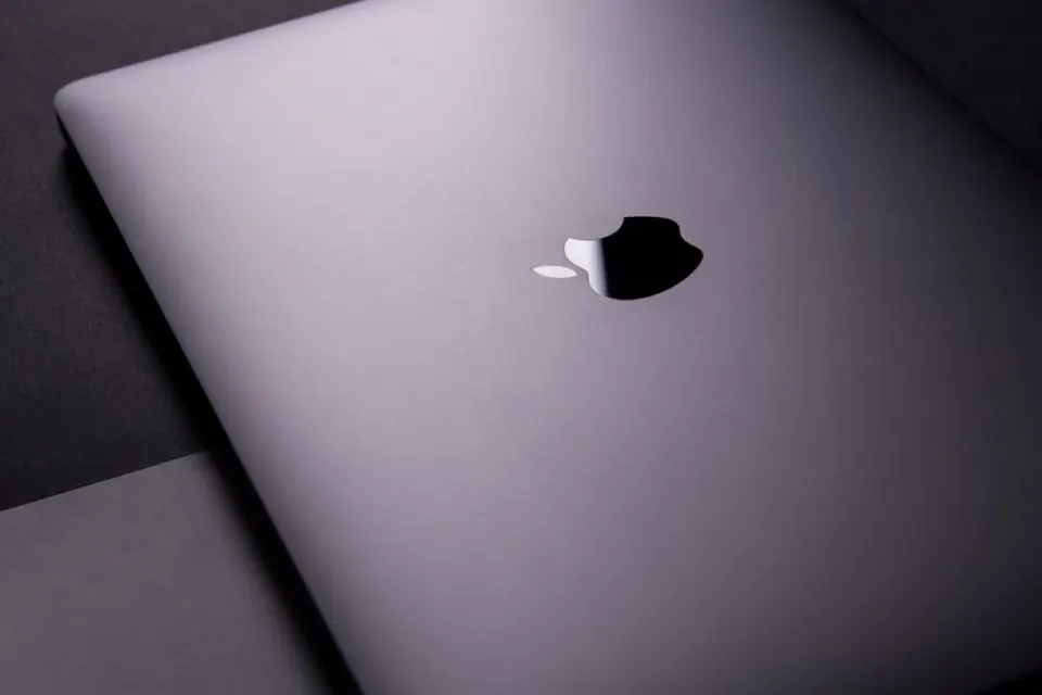Nắp nhôm MacBook với logo Apple
