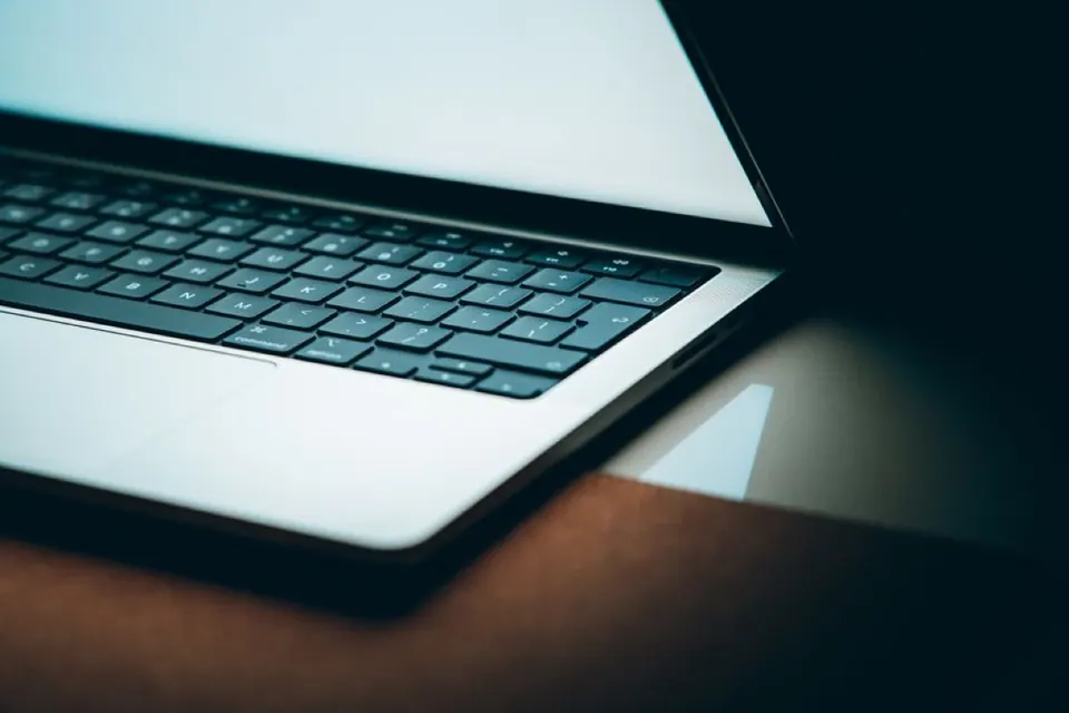Bàn phím MacBook có đèn nền, nơi bấm tổ hợp phím khóa màn hình