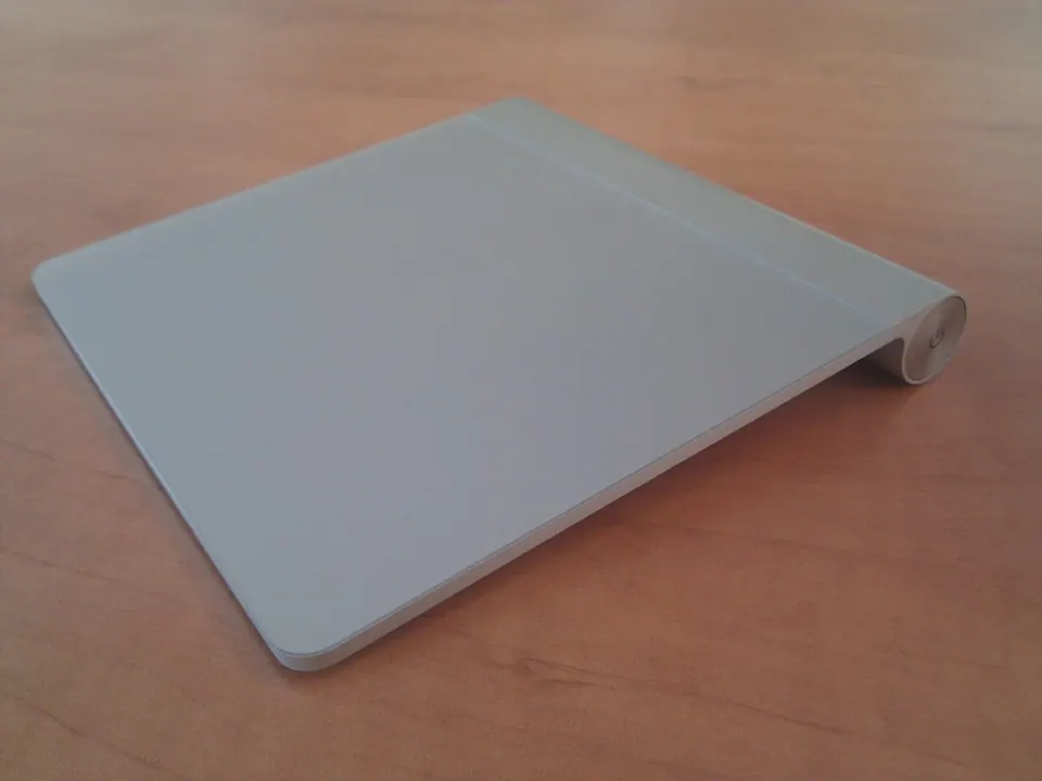 Magic Trackpad đời đầu năm 2010 với khung nhôm dốc
