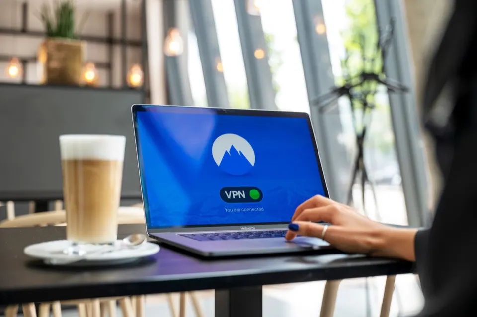 Làm việc với laptop tại quán cà phê bằng Wi-Fi công cộng