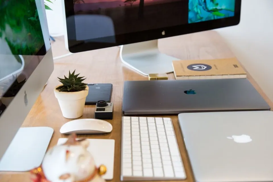Không gian làm việc với iMac và MacBook của Apple trên bàn gỗ