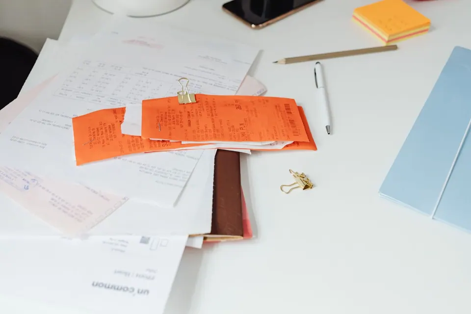 Tập tài liệu kẹp giấy, minh hoạ việc sắp xếp và gộp trang PDF