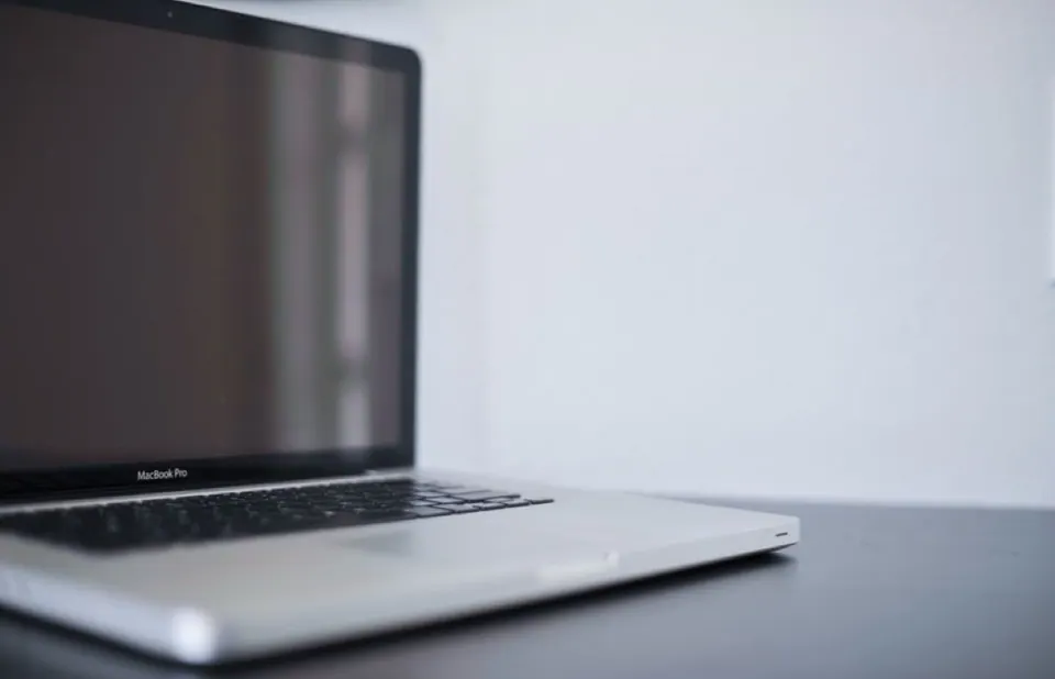 MacBook đặt trên bàn làm việc, minh hoạ việc khóa màn hình khi rời chỗ