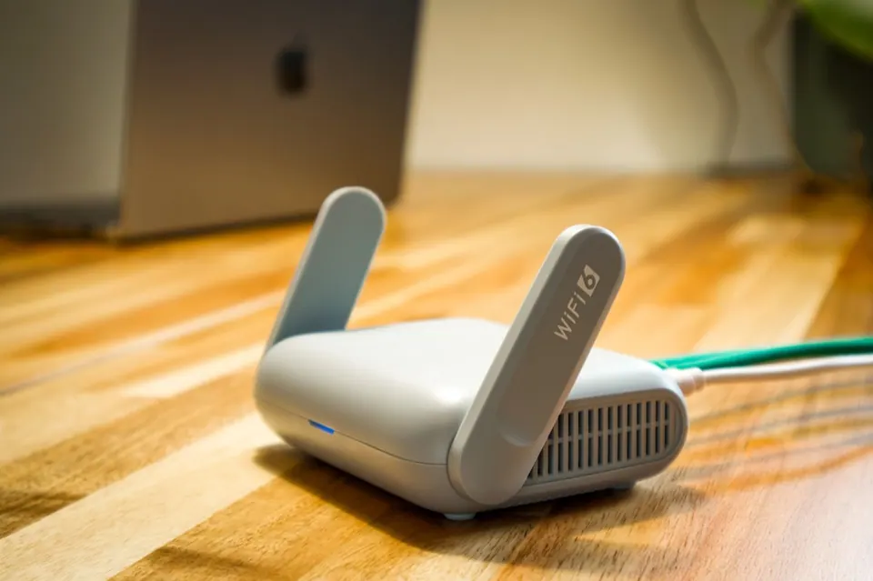 Router Wi-Fi đặt trên bàn gỗ