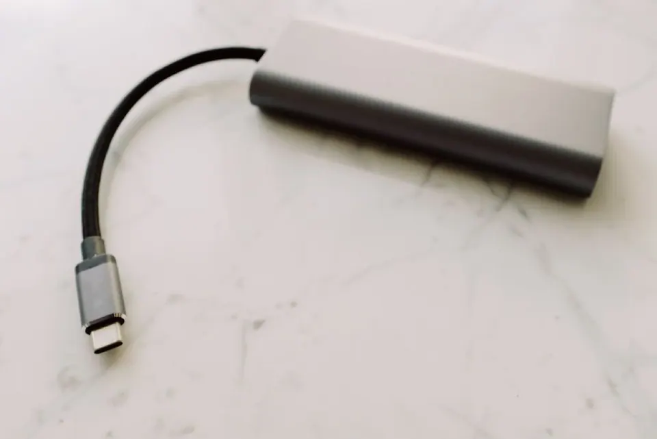 Hub USB-C với dây cáp trên mặt bàn đá