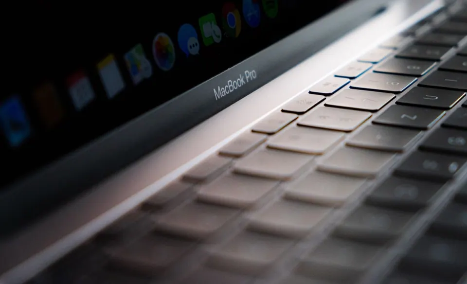 Bàn phím MacBook bị liệt, kẹt phím, không sáng đèn