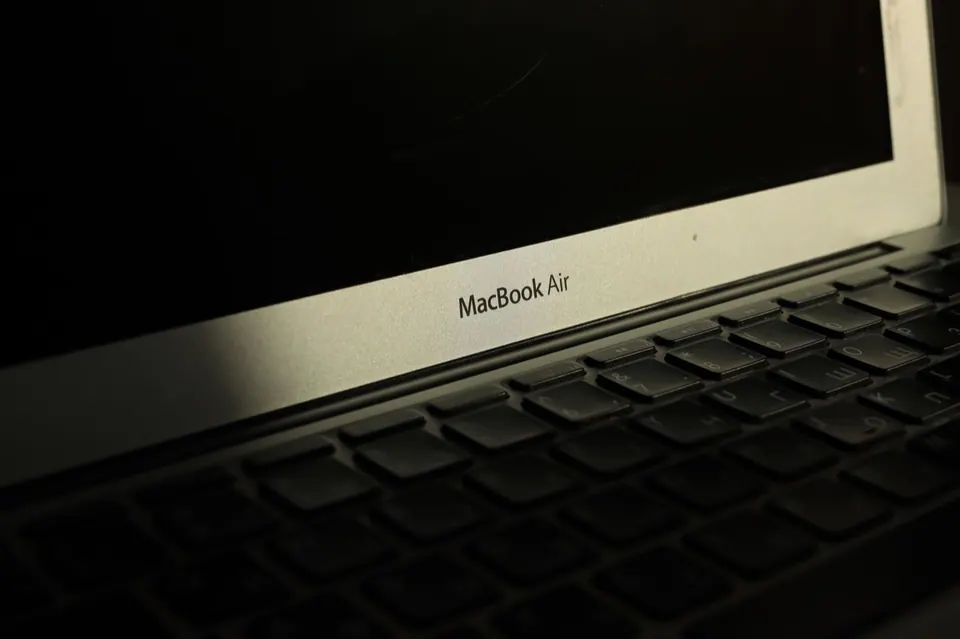 MacBook bị đen màn hình nhưng máy vẫn chạy: cách sửa