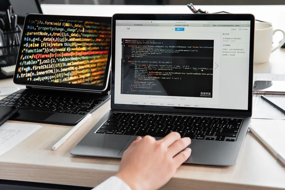Sinh viên IT nên mua MacBook nào: Neo, Air hay Pro?
